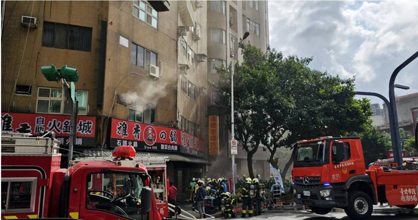 北市萬華雅香火鍋19日傳出火警事故，造成5人嗆傷送醫。（圖／翻攝畫面）