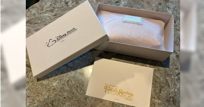 日本一名網友去東京迪士尼海洋遊玩，第10次入住夢幻泉鄉大飯店，收到驚喜小禮物。（圖／翻攝自X／36Dm5lrrd264437）