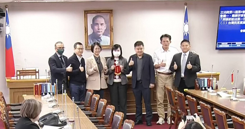 司法及法制委員會中，翁曉玲致贈「最佳夥伴」錦旗給即將卸任的白委黃國昌並合影留念。（圖／翻攝國會直播頻道）