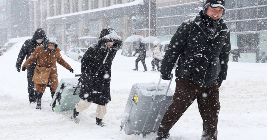 日本青森地區街道兩旁堆滿雪牆，道路通行困難。（示意圖／達志／美聯社，下同）