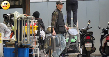 上月15日下午4點多，《Bad Girl》在台北市中山區拍攝，製作人黃騰浩褪下藝人光環，在拍攝現場親自搬椅子布置休息區。（圖／本刊攝影組）