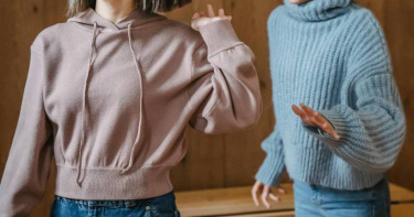 一名人妻抱怨過年期間出國旅遊，回家發現婆婆趁夫妻倆不在家，闖入他們房間翻箱倒櫃。（示意圖／Pexels）