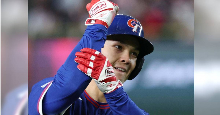 費爾柴德在「台捷大戰」2局上半擊出左外野滿貫砲後做出慶祝動作。（圖／達志／美聯社）