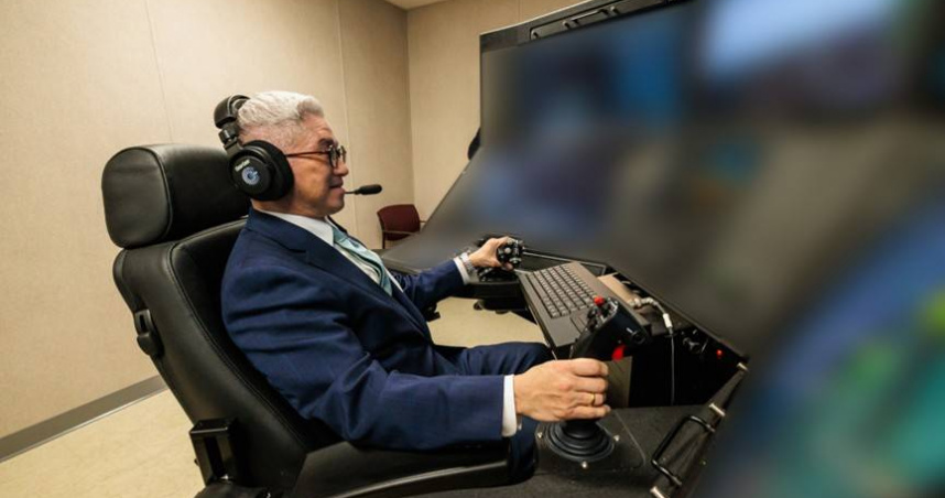 國防部軍政副部長徐斯儉於美國操作飛控設備，見證MQ-9B高高空無人機偵蒐能力。（圖／國防部提供）