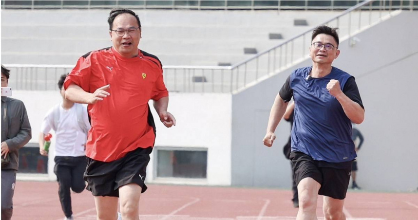 立委賴瑞隆（右）與立委王義川（左）於苓雅運動園區進行百米衝刺對決，展現運動活力與競技精神，為推動高雄全民運動熱潮暖身。（圖／賴瑞隆辦公室提供）