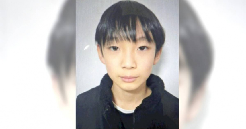 日本京都一名11歲男童安達結希在3月23日小學畢業典禮當天失蹤，至今已過21天，今（12）日警方找到疑似他失蹤當天穿的鞋子，搜索行動持續進行中。（圖／京都府警察本部）