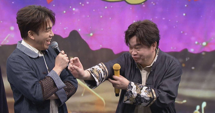 康康（右）模仿成龍 ，被許志豪（左）虧。（圖／中視提供）