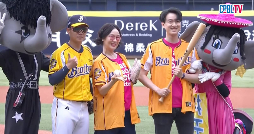 徐薇開球戴隔熱手套。（圖／翻攝YouTube／CPBL 中華職棒）