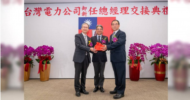 台電今日舉行卸新任總經理交接典禮，現場在經濟部常務次長賴建信（中）監交下，台電總經理王耀庭（左）交接職務予前副總經理郭天合（右）接任新任總經理。（圖／取自經濟部網站）