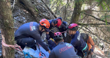 嘉義縣60歲林姓山友4日攀登玉山時，不慎墜落約50公尺深邊坡，經搜救人員救援送醫後仍宣告不治。（圖／竹崎警分局提供）