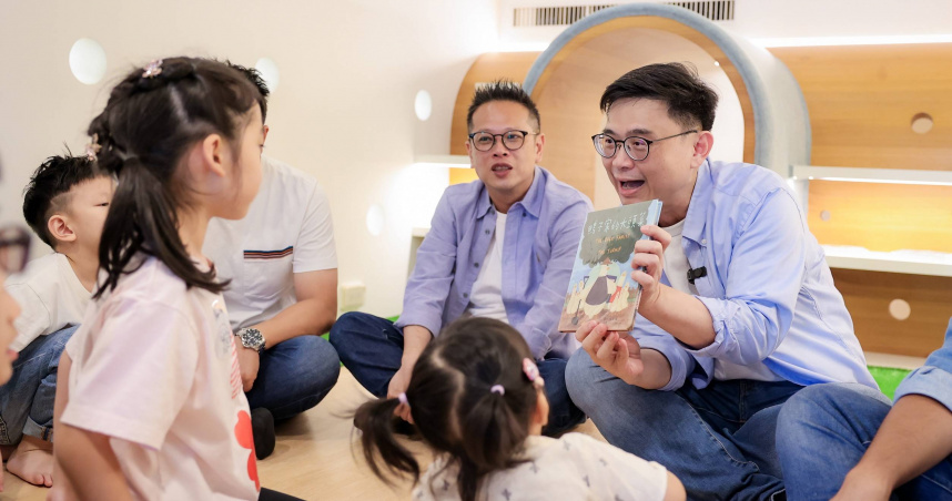賴瑞隆父親節前夕與多名民進黨議員參選，陪孩子讀雙語繪本，提出雙語政策預算翻倍政策。