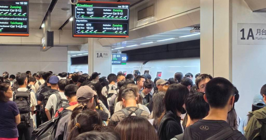 中秋、教師節4天連假前夕返鄉潮爆發，高鐵台北、南港等站湧入大批南下旅客。（圖／中國時報記者游定剛攝影）