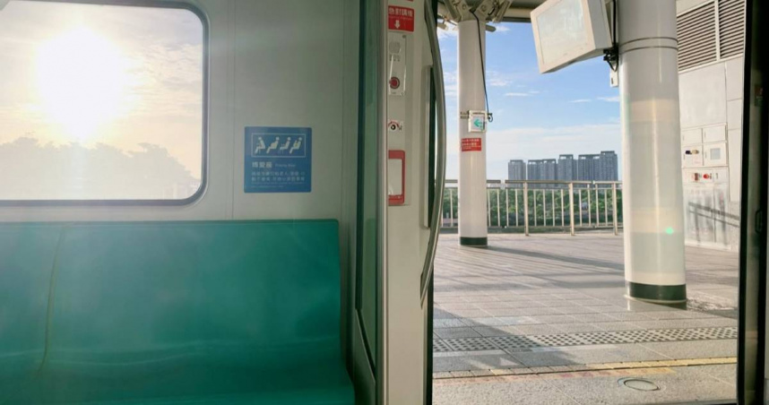 高雄捷運傳出1名外籍男子對著車廂座椅尿尿。（示意圖／翻攝自臉書／高雄捷運 x 高雄輕軌）