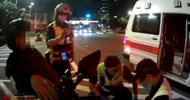 小腿遭排氣管刮噴血見骨 騎士迷航4公里問警:醫院在哪