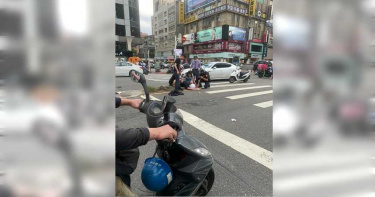 警察節保時捷撞警車 員警四肢擦傷無礙
