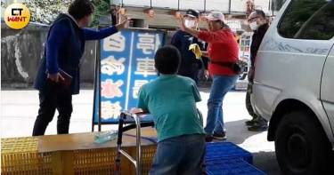 果攤小巨人3/不忍長輩頂高溫無償幫銷售 卻遭隔壁攤商惡意羞辱