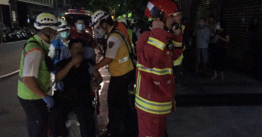 內湖凌晨住宅火警1家4口受困 命懸一線!獲救屋主軟腿坐擔架