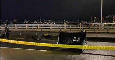 自撞光復橋分隔島!噴飛對向遭車狠輾…男騎士爆頭溢腦漿亡