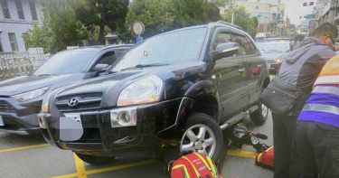休旅車「雙黃線轉彎」輾壓機車騎士 2國中生抬車救人