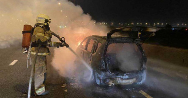 車開一開竟發出「爆炸聲」!他機警停路肩 下一秒烈火燒成鐵架