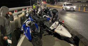 路竹竹湖橋13機車連環撞 騎士未保安全距離2人傷