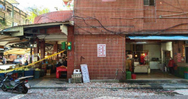基隆成功國宅「磁磚脫落」 目擊民眾嚇傻:以為在下雨