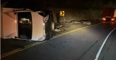 嚴重車禍!台東2貨車疾速對撞翻覆 1駕駛噴飛卡山壁無呼吸心跳
