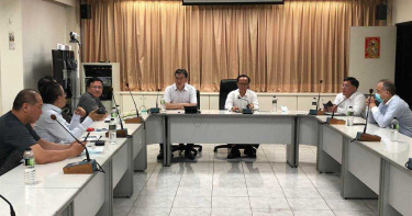 挑釁官警?「蟑螂怪客」身分曝光 「4男1女」具黑道背景