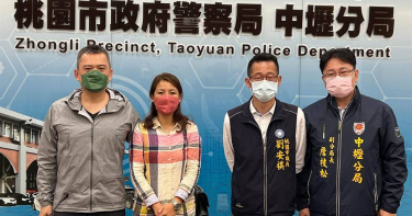 劉姓婦人(左二)感謝中壢警方完成她多年尋找弟弟心願。（圖／中國時報楊宗灝翻攝）