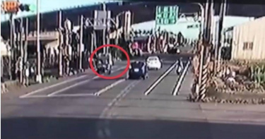 屏東2名17歲少女騎車發生事故,其中1人在加護病房觀察。(圖/警方提供)