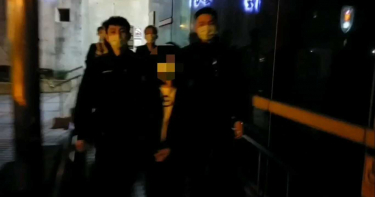 警查毒品犯好心提供口罩 再抓犯嫌女友胸罩藏毒
