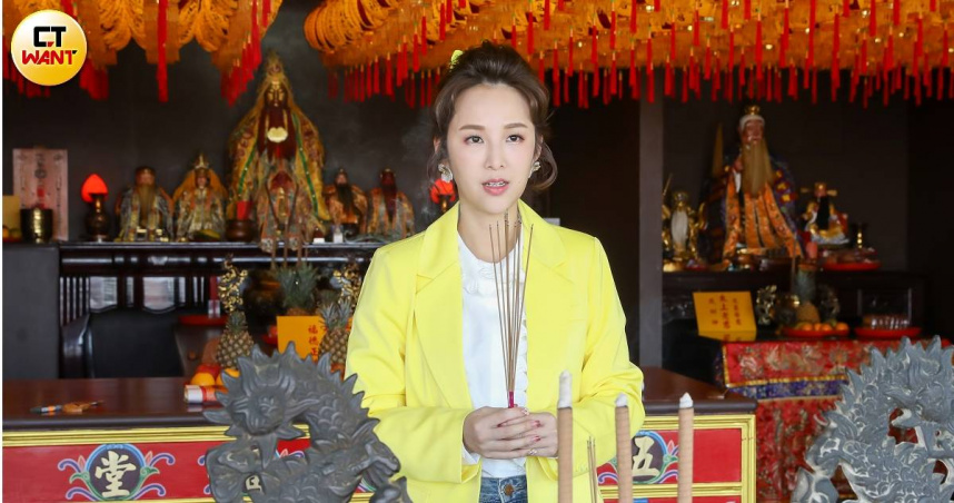 張齡予在農曆正月初九子時，都會親自前往五顯金福堂接天公求平安。（圖／侯世駿攝）