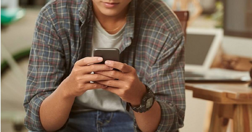 美國佛州一名30歲男子傑瑞德在幫老爸修手機時，意外發現父親收藏近千個兒童色情照片及影像，最小受害者甚至只有5歲，儘管他得知真相後備感震驚，內心也煎熬不已，但最終仍決定大義滅親，舉發父親的非法犯罪行徑。（示意圖／擷取自TPG達志影像）