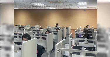 大考中心展開學測國文科、英文科非選擇題的閱卷工作。（圖／大考中心提供）