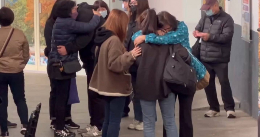 林女家屬相擁而泣，於殯儀館見其最後一面。（圖／謝仁烜攝）