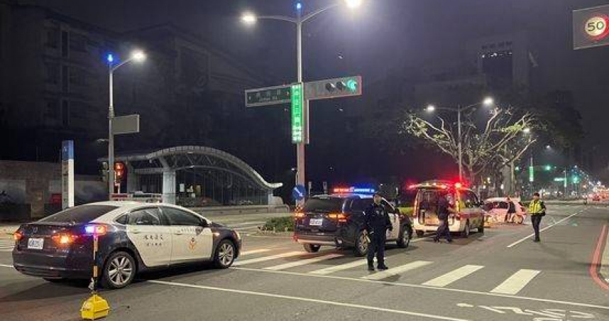 高雄男酒駕深夜自撞分隔島。（ 圖／翻攝畫面）