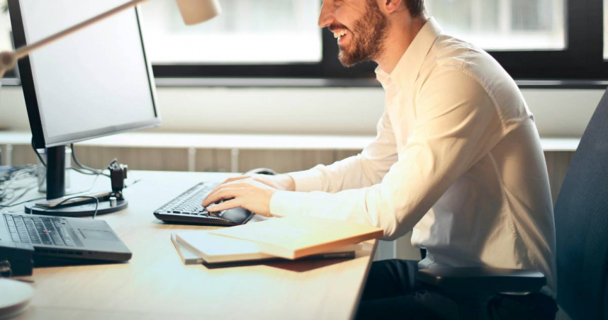 上班族時常久坐，長期下來恐怕使健康陷入風險。（示意圖／Pexels）