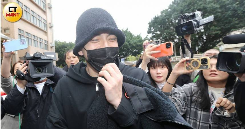 王大陸自傳案外案，其上月遭詐百萬與友人前往市刑大報案，收案隊長傳錯資料給王大陸的游姓友人，驚覺自檢上報。(圖／趙世勳攝)