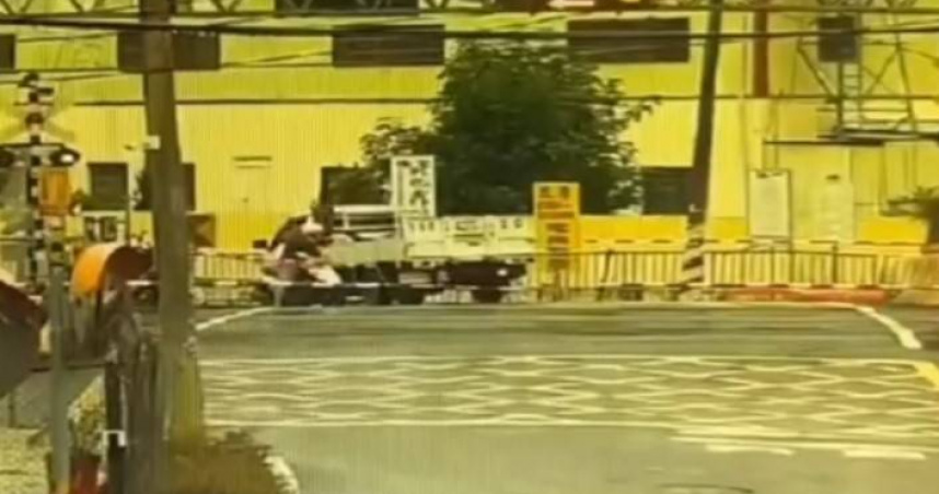 彰化1輛小貨車突熄火卡在平交道上，再度啟動時遮斷桿卻降下斷裂，結果駕駛未報警還逃逸。（圖／翻攝畫面）