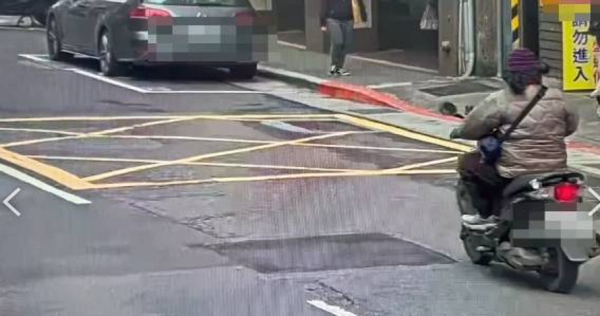 北市中正一分局日前獲報有民眾機車忘拔，路過的湯姓女子見狀竟直接將機車騎走。(圖／翻攝畫面)