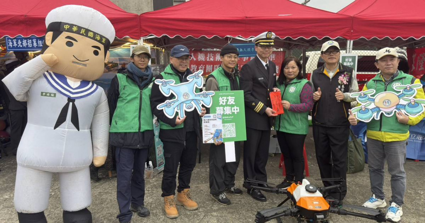 致贈海軍敦睦艦隊慰問金（圖／台續有限公司提供。）