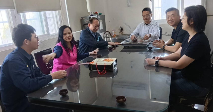 賴清美帶著茶葉到王功派出所致意。（圖／翻攝自臉書／賴清美）