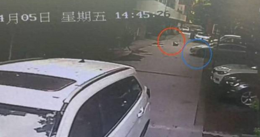 大陸四川省成都市1名5歲女童先前在社區遭1輛特斯拉輾過，傷重不治。（圖／翻攝自微博）