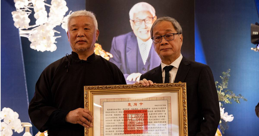 文化部長李遠（右）今出席電影攝影師林贊庭告別式，並代表頒贈總統褒揚令，由林贊庭長子林良忠代表受贈。（圖／文化部提供）