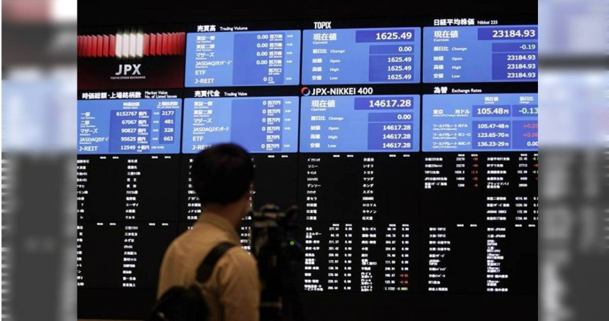 日經指數3日一度跌超過1600點。（圖／美聯社）