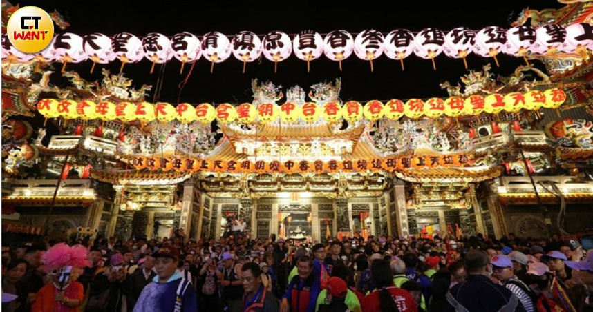 為期九天八夜的大甲媽祖遶境活動在4日開始便有大批人潮湧入。（圖／趙世勳攝）
