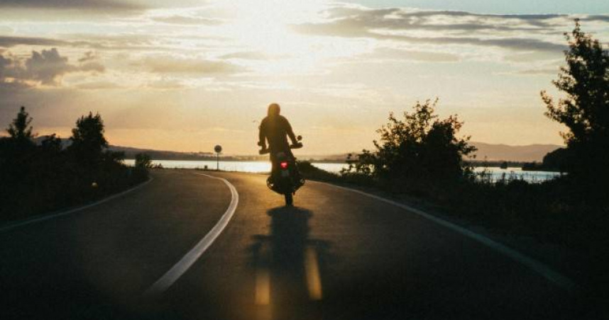 楊女與友人吃完燒酒雞後騎車，因逆向遭攔查，由於她無照違規還拒測，遭警方開出3張罰單。（示意圖／翻攝Pexels）