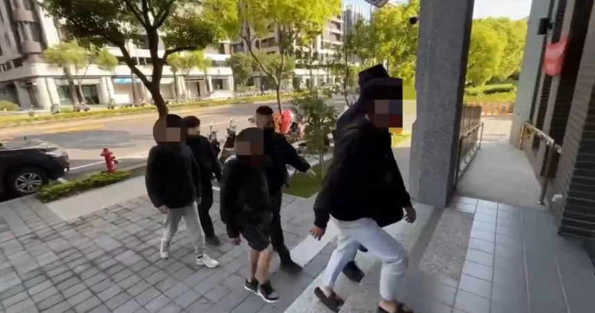 五股驚傳砍人，疑為女友站台談判3嫌犯案狼狽落網。（圖／翻攝畫面）