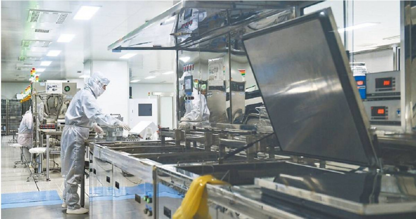 中國4日下令限制6種重稀土金屬和稀土磁鐵的出口，圖為內蒙古包頭市的工廠車間加工稀土。（圖／新華社）