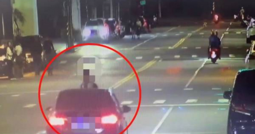 高雄驚見真人版「引擎蓋飛人」，男子霸氣坐車頭街頭兜。（圖／翻攝畫面）